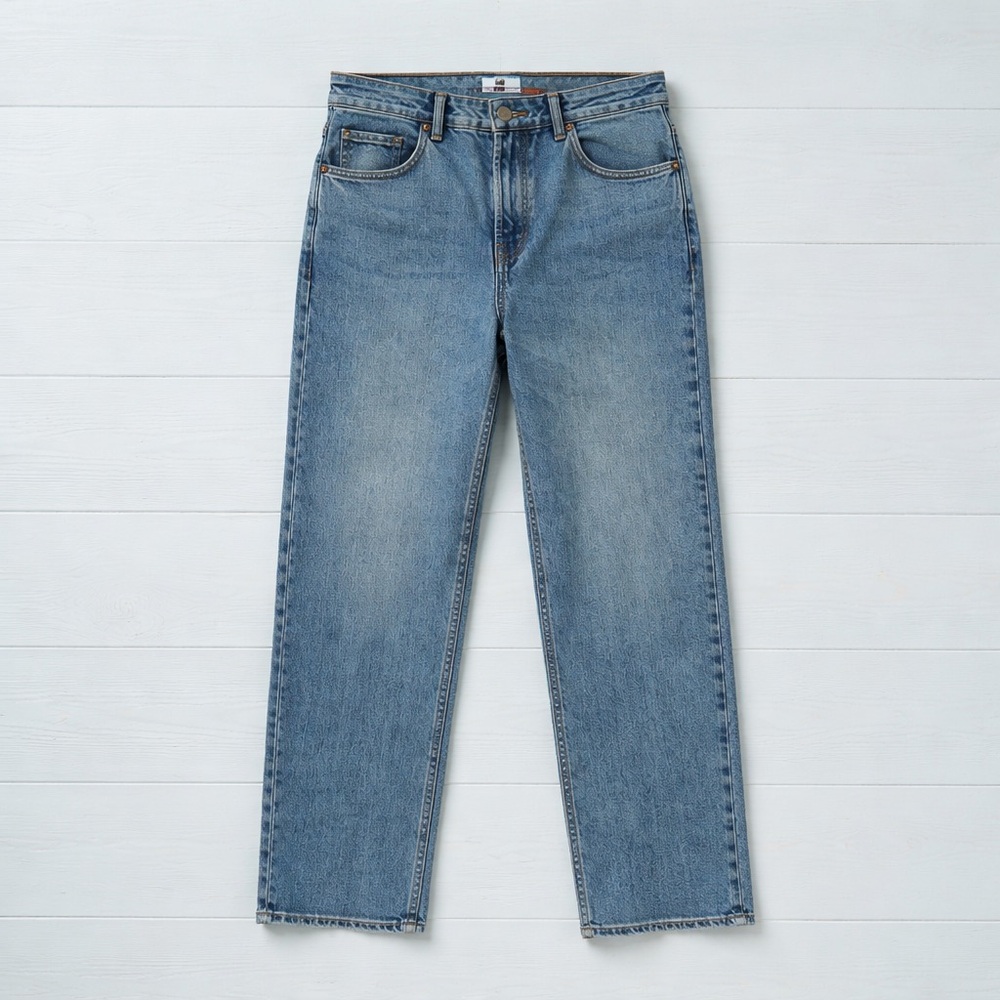 Pilcro the vintage straight blue women’s jeans size 26. Inseam 28” waist 14”